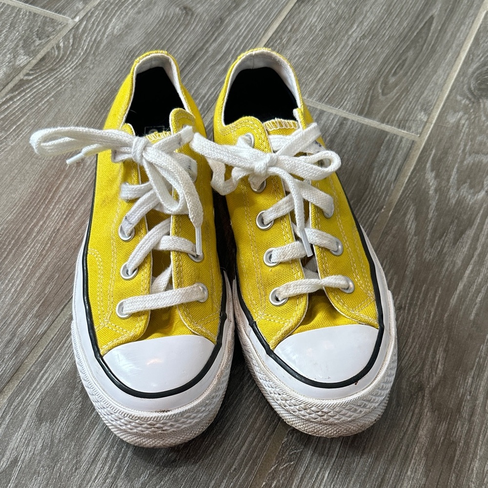Converse all stars low unisex yellow shoes women 6 mens 4 EUC